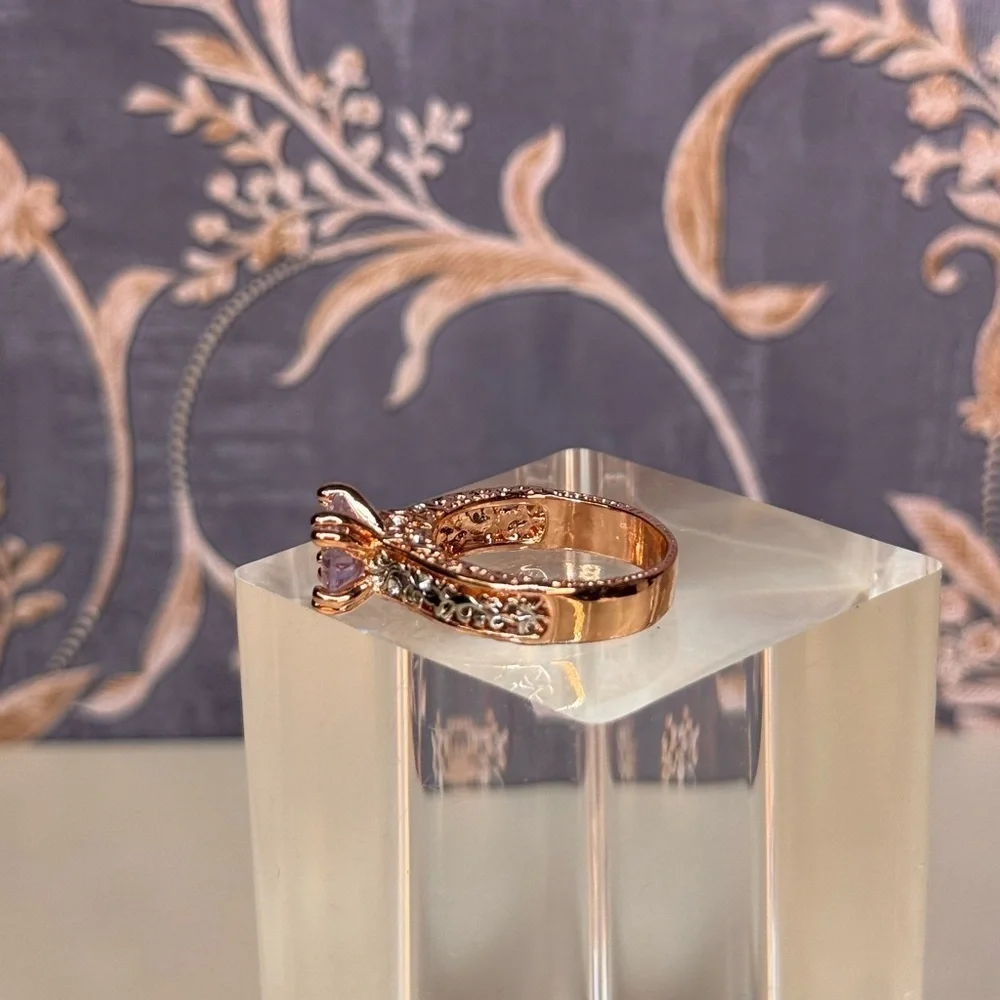 Estate rose gold tone solitaire crystal ring with intricate vine cutwork Lot D71